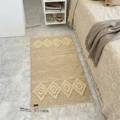 descente de lit artisanale en pure laine (160x65 cm). Un tapis fait main au style berbère chic pour un confort naturel. Livraison rapide !